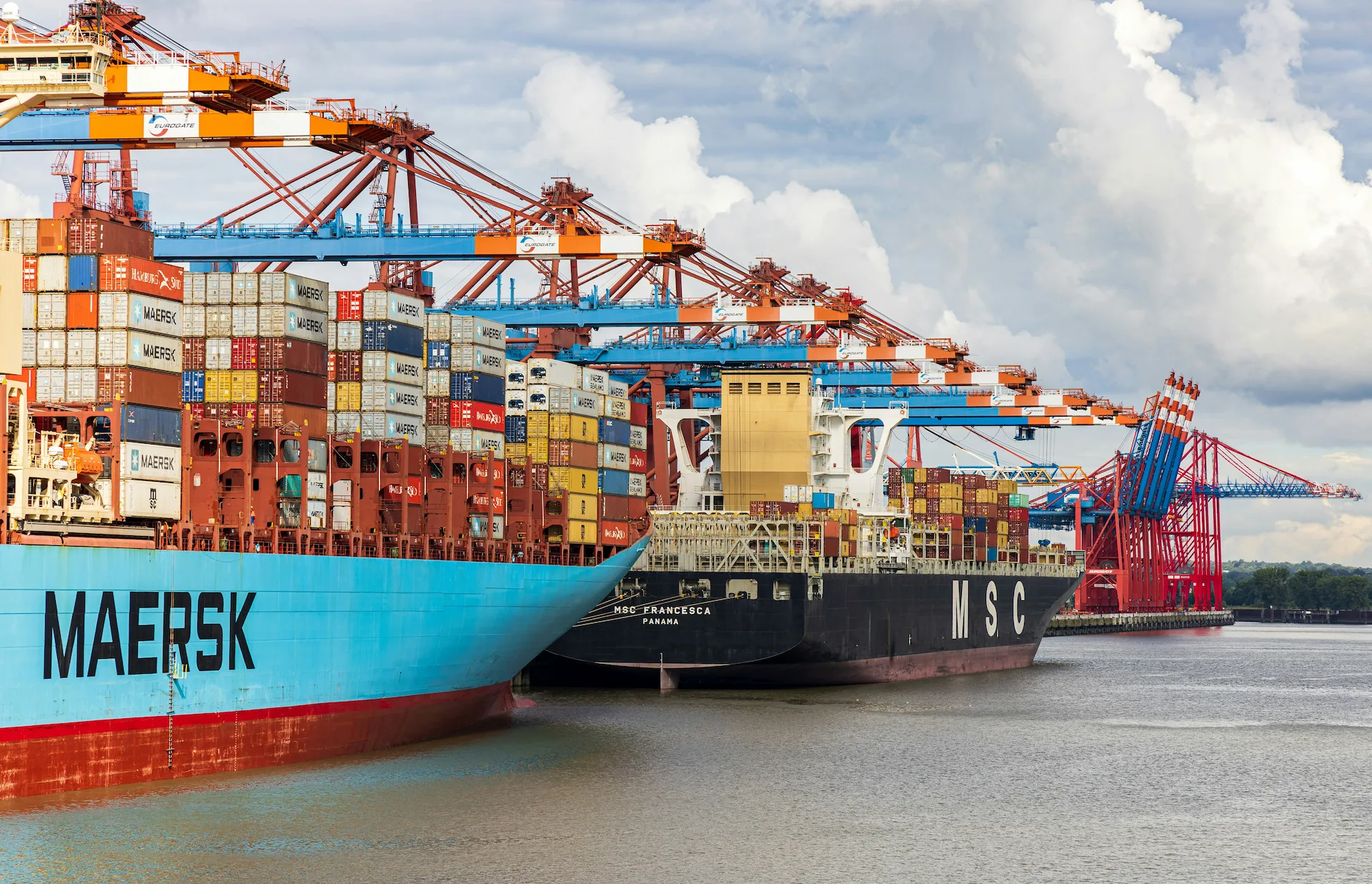 Buque en una terminal portuaria en el marco del comercio exterior